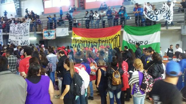 Una multitud despide los restos de Micaela García