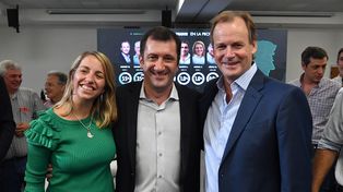 Sin estrés. Laura Stratta, Edgardo Kueider y Gustavo Bordet con la pantalla que informa el resultado.&nbsp;