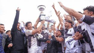 El momento más esperado: los jugadores de Estudiantes levantando el trofeo de campeones del TRL