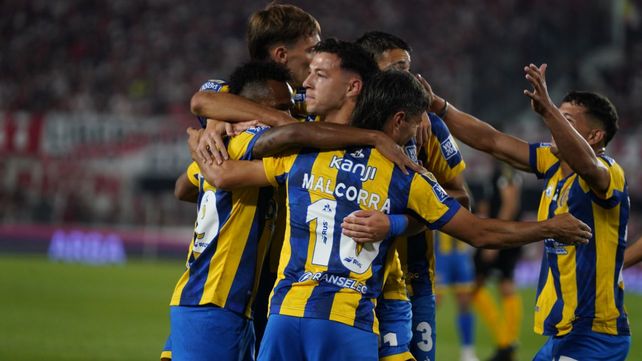 Uno de los dos festejos de Rosario Central ante River. Ahora enfila hacia los octavos de final y si vence a Vélez puede lograrlo.