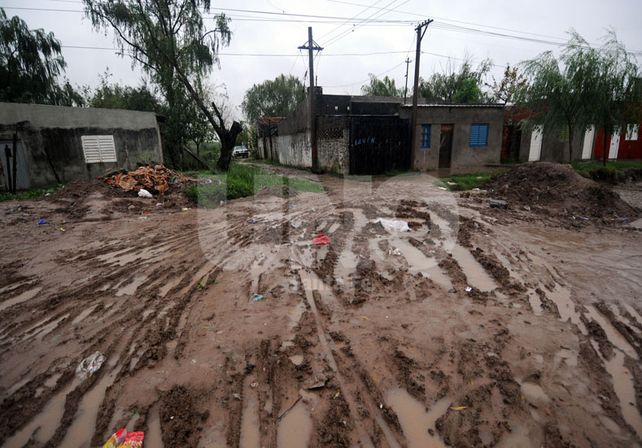 Dificultad. Los vecinos tienen problemas para poder transitar en las calles del barrio / Foto: Mauricio Centurión - Uno Santa Fe