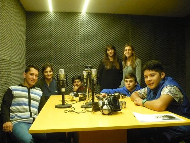 Entusiasmados. Jóvenes que integran el taller junto a los capacitadores