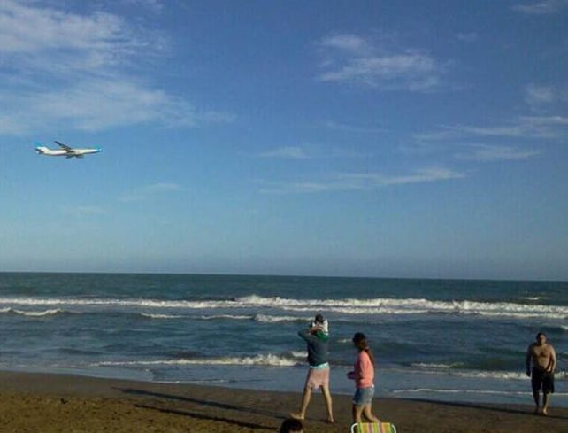 Avión de Aerolíneas sorprendió a turistas con vuelo rasante en Mar del Plata