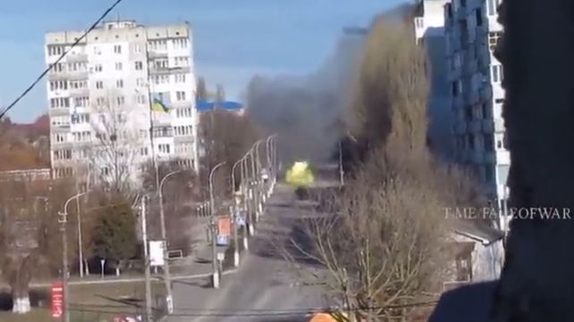 El momento en que un tanque ruso le dispara a un camarógrafo apostado en un edificio