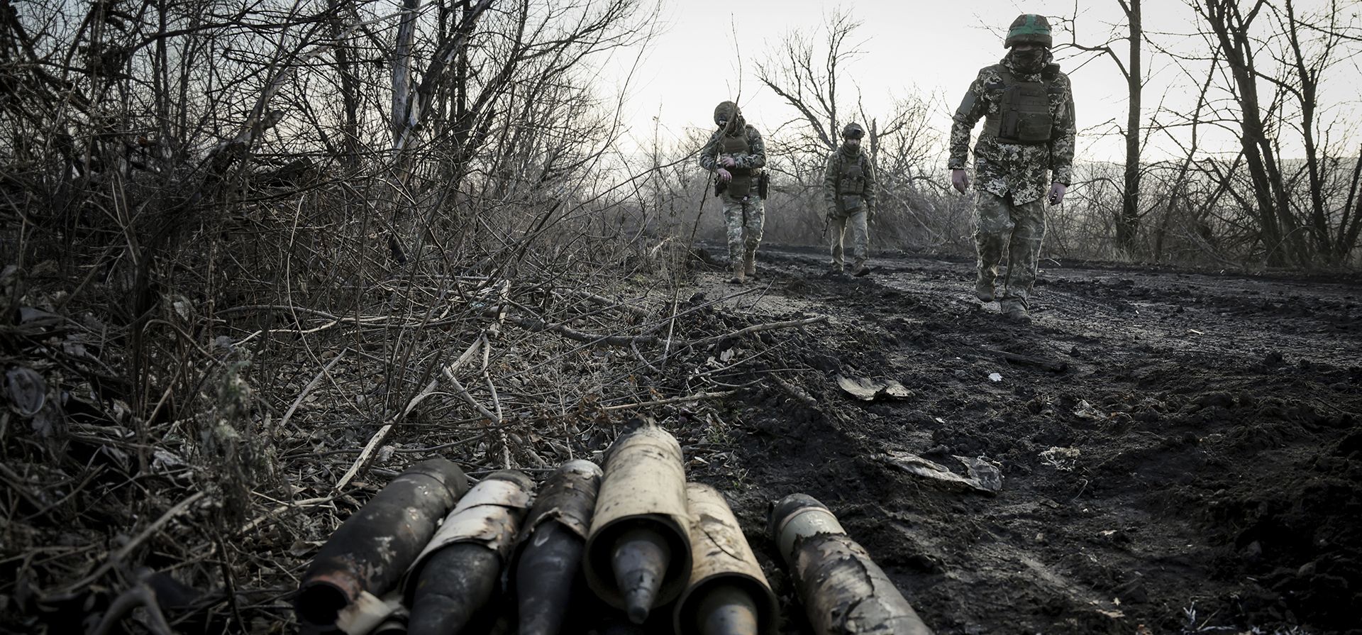 Militares ucranianos recogen municiones dañadas en la carretera en la línea del frente cerca de la ciudad de Chasiv Yar, en la región de Donetsk, Ucrania, el viernes 10 de enero de 2025. (Oleg Petrasiuk/24.ª Brigada Mecanizada de Ucrania vía AP) Militares ucranianos recogen municiones dañadas en la carretera en la línea del frente cerca de la ciudad de Chasiv Yar, en la región de Donetsk, Ucrania, el viernes 10 de enero de 2025. (Oleg Petrasiuk/24.ª Brigada Mecanizada de Ucrania vía AP)