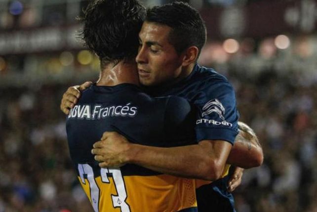 Boca le ganó con autoridad a Lanús y lidera el campeonato