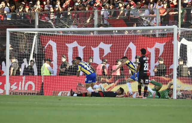 Copetti ya convirtió y sella prácticamente la victoria de Central en el clásico frente a Newell's.