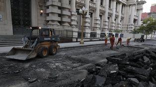 Aprovechan la menor circulación para reparar las calles con alto tránsito