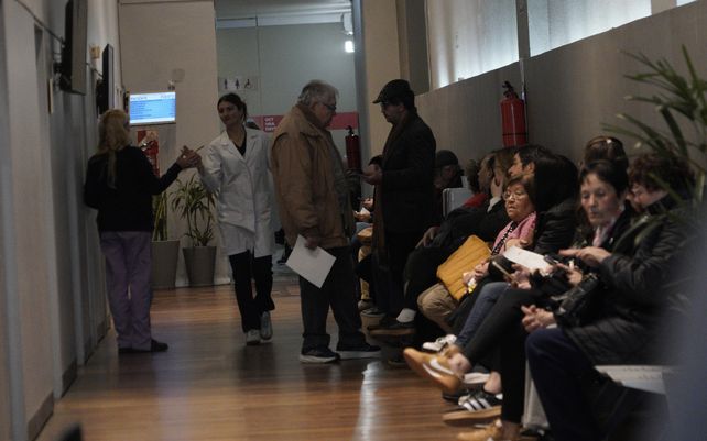 Pasillos completos: la sala de espera de la cl&iacute;nica de Microcirug&iacute;a Ocular completa de pacientes. Hoy requieren de m&aacute;s espacio, por lo cual comenzar&aacute;n este nuevo proyecto.