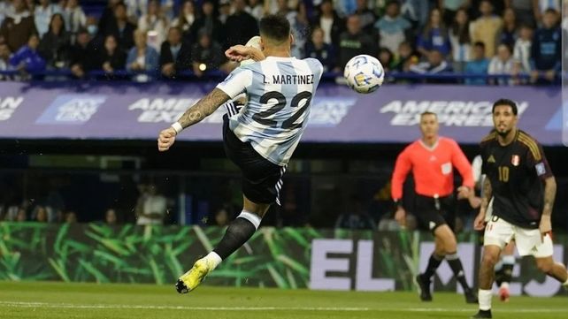 Lautaro impacta de zurda tras el centro de Messi y marca un verdadero golazo en La Bombonera.