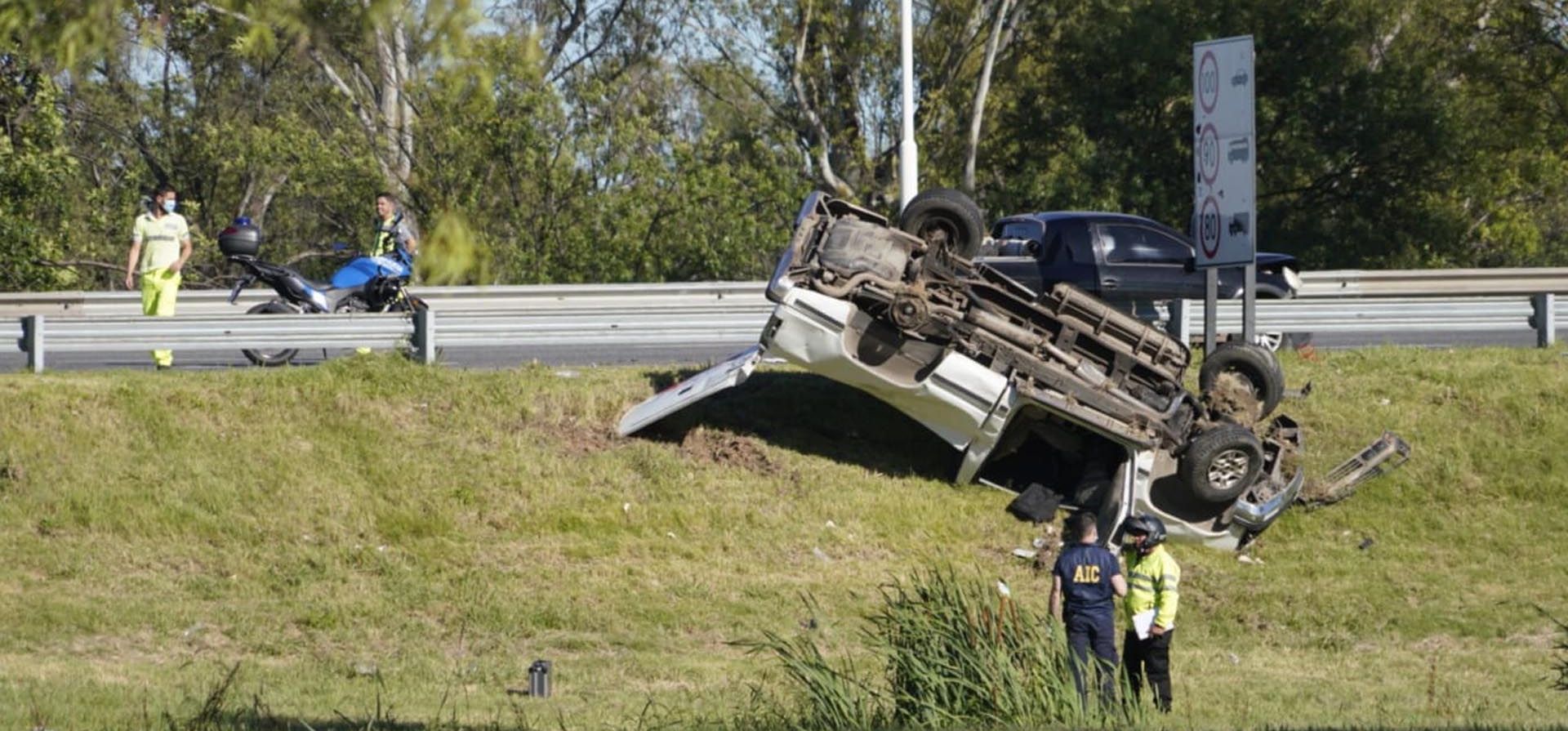 Un hombre murió al salir despedido de la camioneta que conducía tras impactar contra un guardarrail y despistarse. Sucedió este viernes a la madrugada en la Circunavalación en el tramo entre Sorrento y Baigorria. Foto: Virginia Benedetto / La Capital
