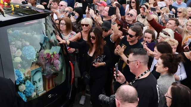 Miles de personas despidieron a Sinéad OConnor en el funeral en Irlanda