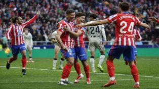 Los jugadores del Atlético celebran el gol de Julián Álvarez.