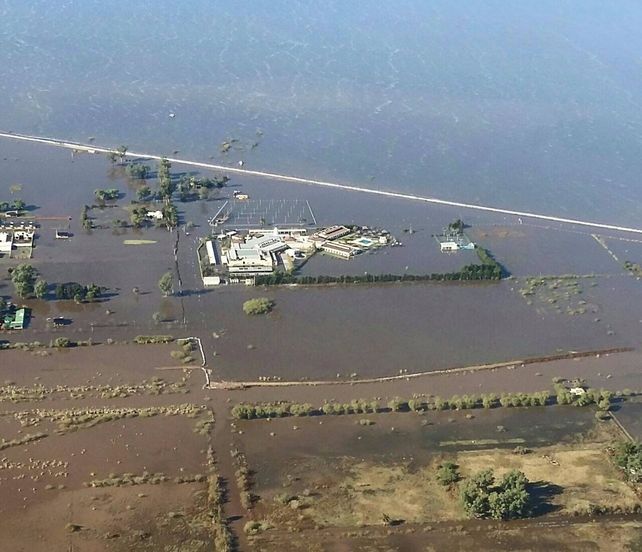 La delgada línea. El terraplen fue desbordado en algunos sectores y hay agua en ambos lados.