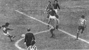 La pelota impulsada por la zurda bendita de Marito va camino a incrustarse en el ángulo superior izquierdo de Biasutto. Será el gol, el golazo, del primer título leproso.