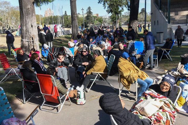 Una multitud se congregó en el predio de la ex Rural desde temprano para poder recibir la bendición de Leda.&nbsp;