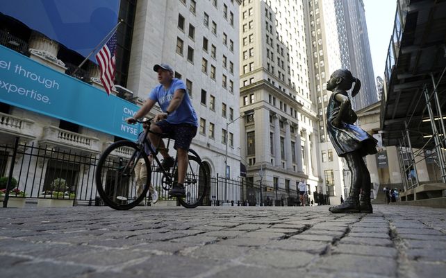 Un ciclista pasa frente a la estatua de la Chica sin miedo