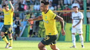 Uvita Fernández festeja el primer gol de Defensa y Justicia.