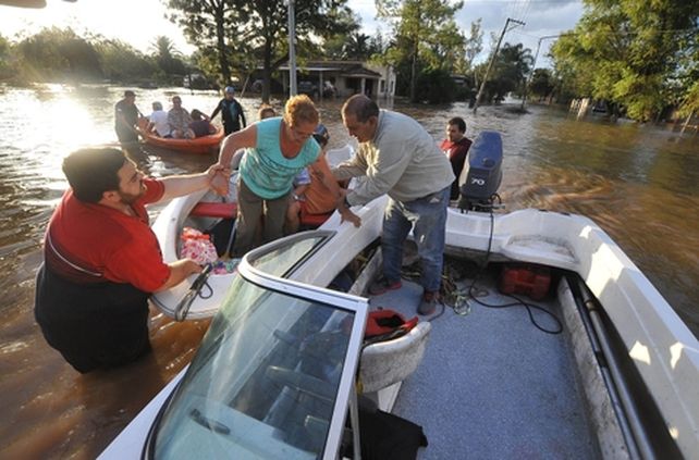 socorro. El rescate de los habitantes debió hacerse con botes debido a la altura del agua que impidió el ingreso de rodados.