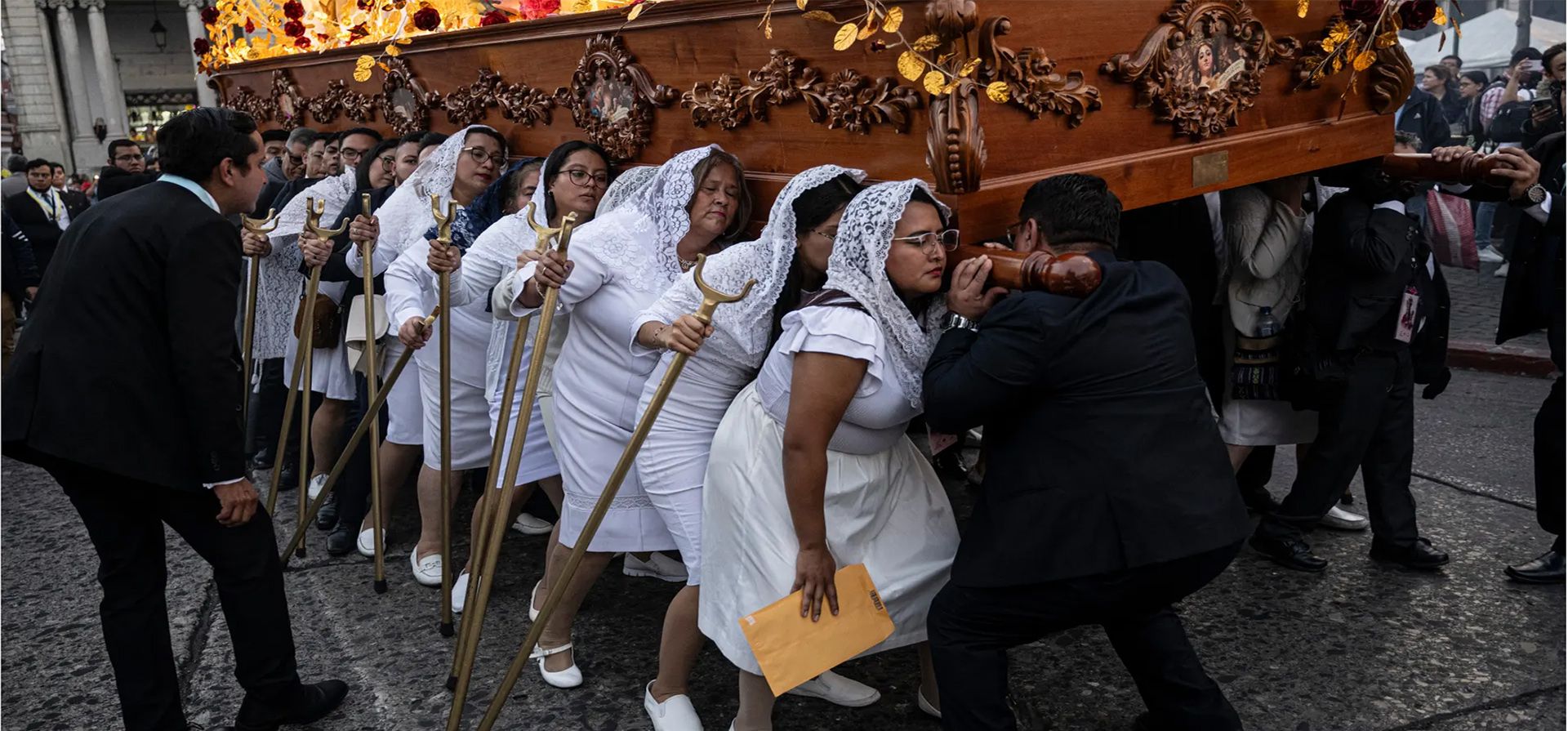 Peregrinos participan en la procesión de la Virgen de los Pobres frente al Palacio Nacional de la Cultura, antigua sede presidencial, Ciudad de Guatemala, Guatemala. Fotografía: Martin Bernetti/AFP/Getty Images Peregrinos participan en la procesión de la Virgen de los Pobres frente al Palacio Nacional de la Cultura, antigua sede presidencial, Ciudad de Guatemala, Guatemala. Fotografía: Martin Bernetti/AFP/Getty Images