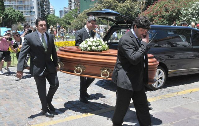 El féretro con los restos de Lola Chomnalez ingresa a La Recoleta. (Foto: Télam)