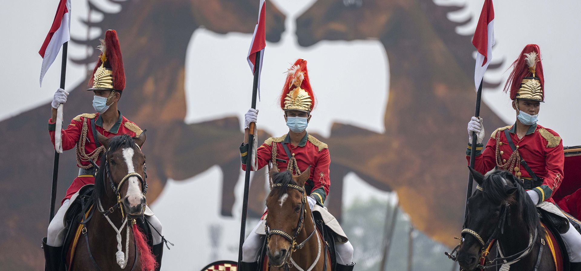 Soldados de caballería nepaleses participan en el festival Ghode Jatra en Katmandú, Nepal, el viernes 1 de abril de 2022. Según la leyenda, el festival se lleva a cabo para celebrar la victoria sobre un demonio llamado Tundi y la gente cree que el clamor de los cascos de los caballos durante el festival mantiene alejado al espíritu del demonio.