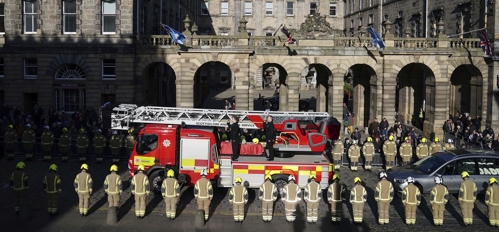 Bomberos afuera de la Catedral de St Giles en Edimburgo, antes del funeral del bombero Barry Martin, quien murió mientras combatía un incendio en el histórico edificio Jenners de Edimburgo, el viernes 17 de febrero de 2023. (Jane Barlow/PA vía AP)