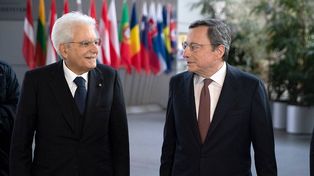 El presidene Mattarella recibió al premier Draghi y le rechazó la renuncia, a la vez que le pidió que recree su mayoría de coalición.&nbsp;