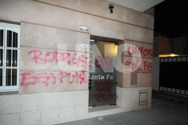 Barras de Unión atacaron una FM con bombas y pintadas