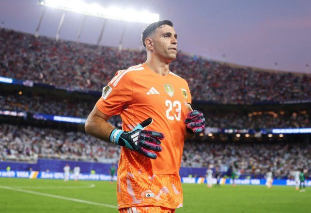 Dibu Martínez hizo un sacrificio para llegar al Mundial 2026 con una fractura en un dedo.