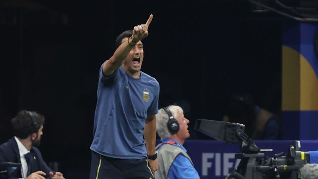 Lionel Scaloni da indicaciones durante el partido. Fue cuando Argentina perdía 1 a 0 y salió con todo a buscar el empate.