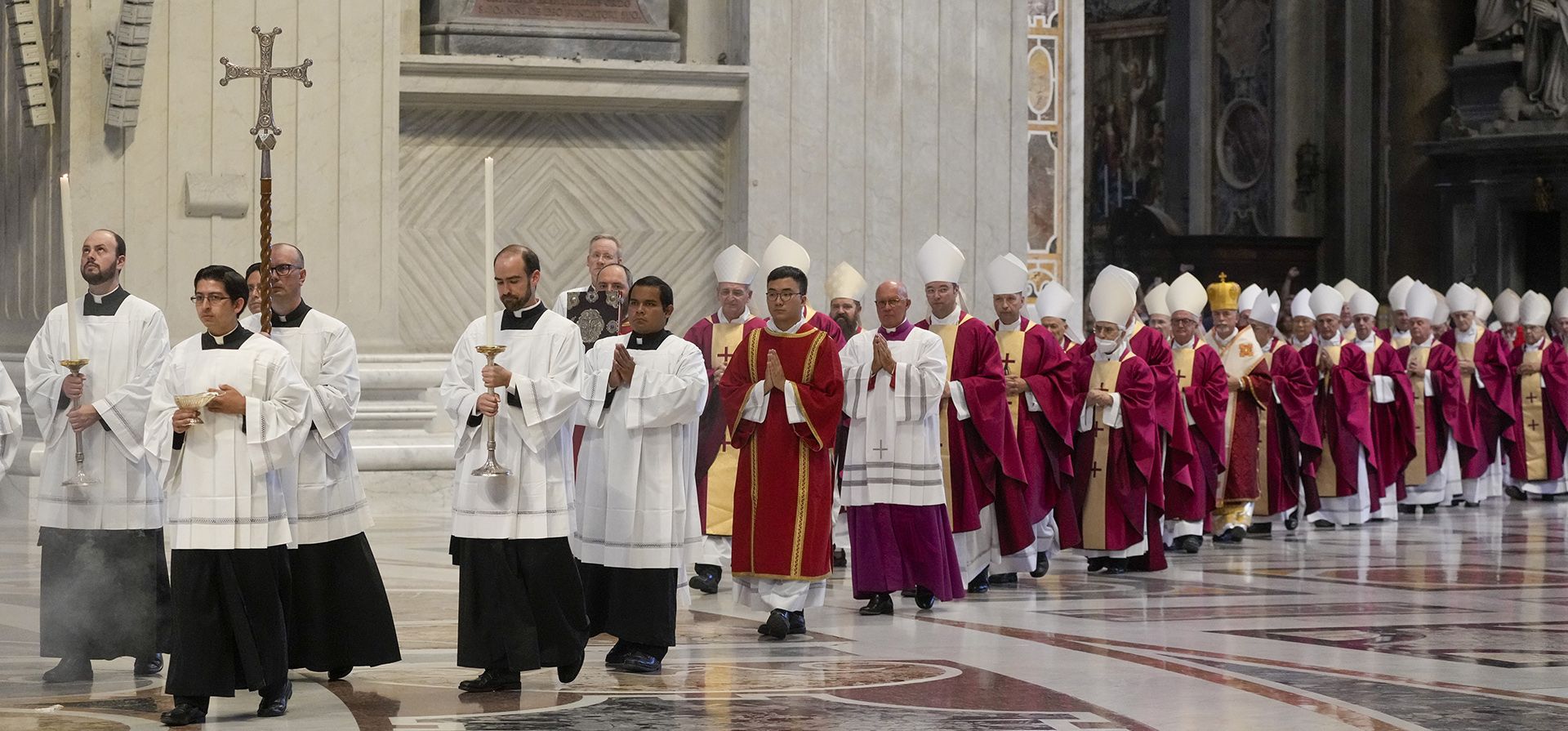 Los cardenales llegan para asistir a la ceremonia fúnebre del cardenal Jozef Tomko presidida por el papa Francisco en la basílica de San Pedro, en el Vaticano, el jueves 11 de agosto de 2022.