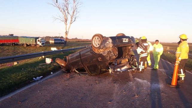 Un hombre murió y su mujer resultó herida tras un vuelco en la ruta 33