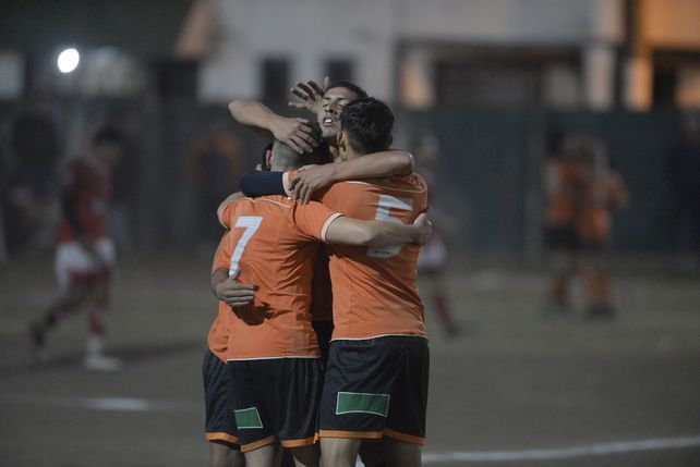 Festejo naranja. Los futbolistas de Adiur definirán ante Oriental.