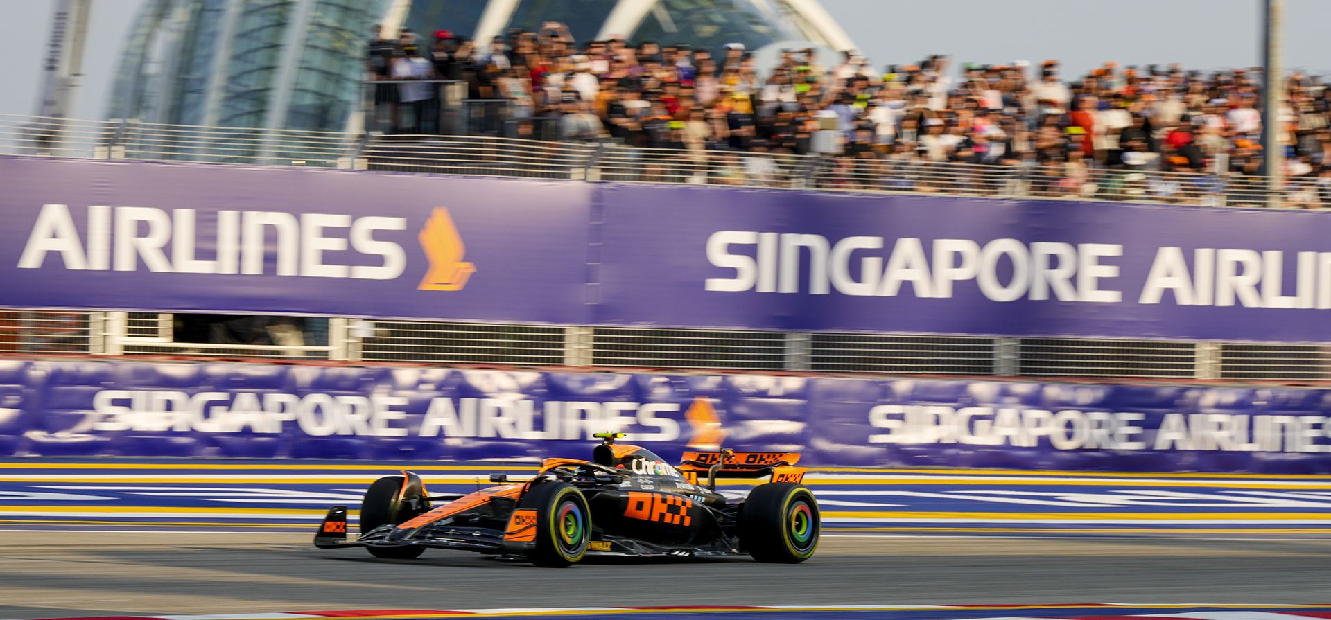 El piloto de McLaren, Lando Norris, de Gran Bretaña, conduce su auto durante la primera sesión de práctica del Gran Premio de Fórmula Uno de Singapur en el circuito urbano de Marina Bay, Singapur, el viernes 15 de septiembre de 2023. (Foto AP/Vincent Thian) El piloto de McLaren, Lando Norris, de Gran Bretaña, conduce su auto durante la primera sesión de práctica del Gran Premio de Fórmula Uno de Singapur en el circuito urbano de Marina Bay, Singapur, el viernes 15 de septiembre de 2023. (Foto AP/Vincent Thian)