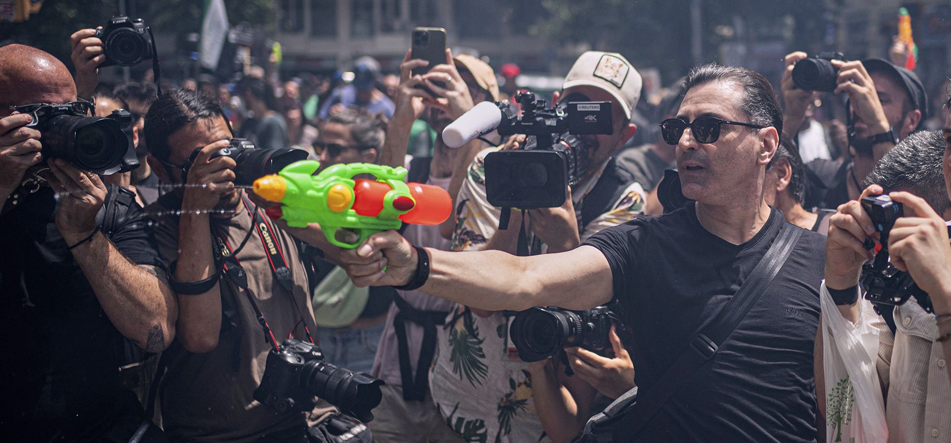 Un manifestante sostiene una pistola de agua durante una protesta contra el turismo excesivo en Barcelona, España, el domingo 15 de junio de 2025. (Foto AP/Pau Venteo) Un manifestante sostiene una pistola de agua durante una protesta contra el turismo excesivo en Barcelona, España, el domingo 15 de junio de 2025. (Foto AP/Pau Venteo)