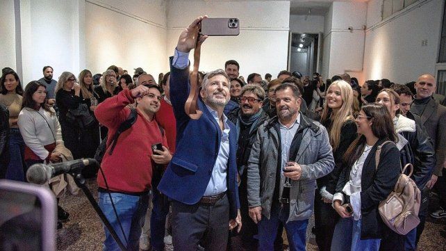 El gobernador homenajeó a periodistas y destacó su rol clave para la democracia.
