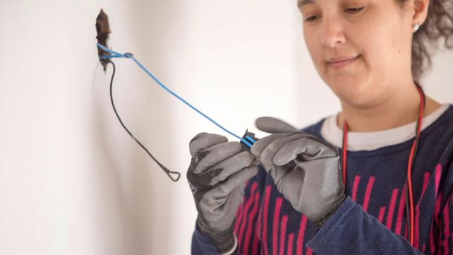 Revista Tuya: María Alejandra Rodríguez dejó la docencia y se transformó en electricista.