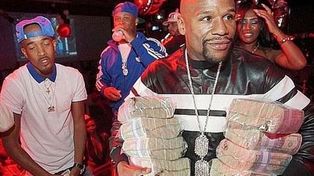 El multimillonario boxeador Floyd Mayweather regaló 50 mil dólares en una disco