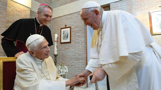 El Vaticano. El Papa Francisco visitó a Benededicto XVI en el monasterio Mater Ecclesiae.