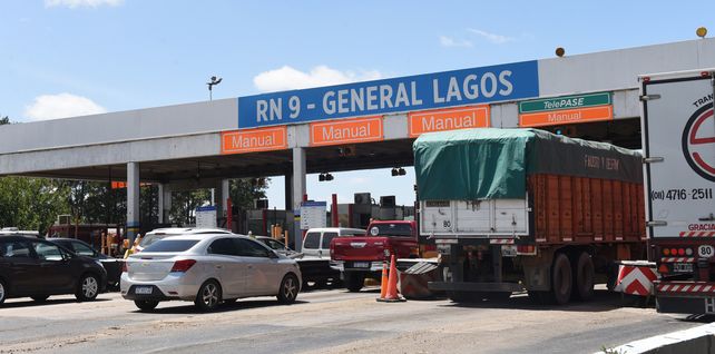 Gendarmería interceptó un camión que llevaba 440 kilos de cocaína en el peaje de General Lagos. Foto: Celina Mutti Lovera / La Capital