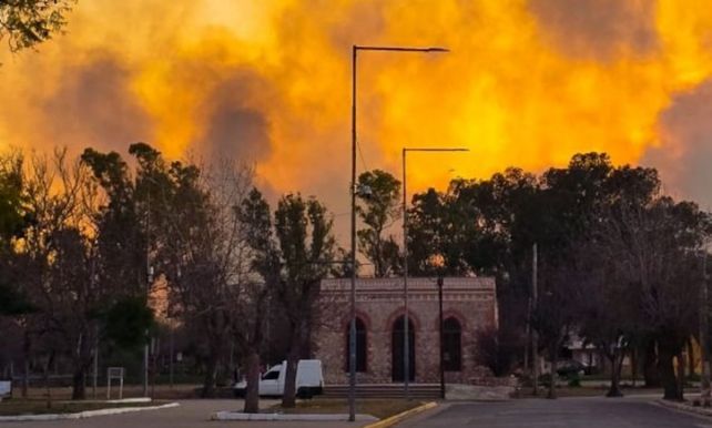 El fuego en los momentos de mayor intensidad cerca del Paraje Alto el Durazno.
