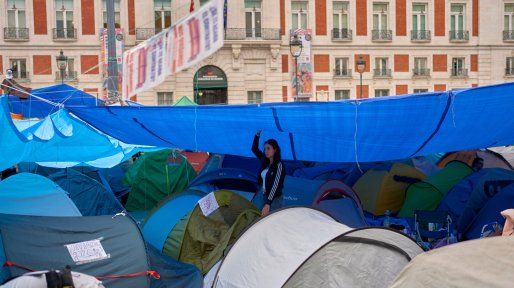 Mientras sigue el acampe en Madrid, la mujer desalojada puede volver a su casa
