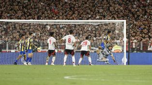 Broun y Bravo no logran sacar el remate mordido de Subiabre, el 2 a 1 de River Plate sobre Rosario Central.