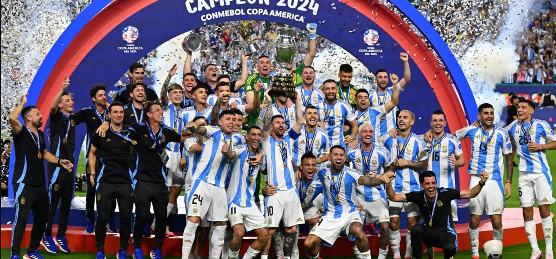 La Selección Argentina se consagró campeona de la Copa América 2024 tras vencer a Colombia por 1-0 en una final disputada en el Hard Rock Stadium de Miami. Este triunfo significa el bicampeonato para Argentina, que ya había ganado el título en 2021 en Brasil. La Selección Argentina se consagró campeona de la Copa América 2024 tras vencer a Colombia por 1-0 en una final disputada en el Hard Rock Stadium de Miami. Este triunfo significa el bicampeonato para Argentina, que ya había ganado el título en 2021 en Brasil.