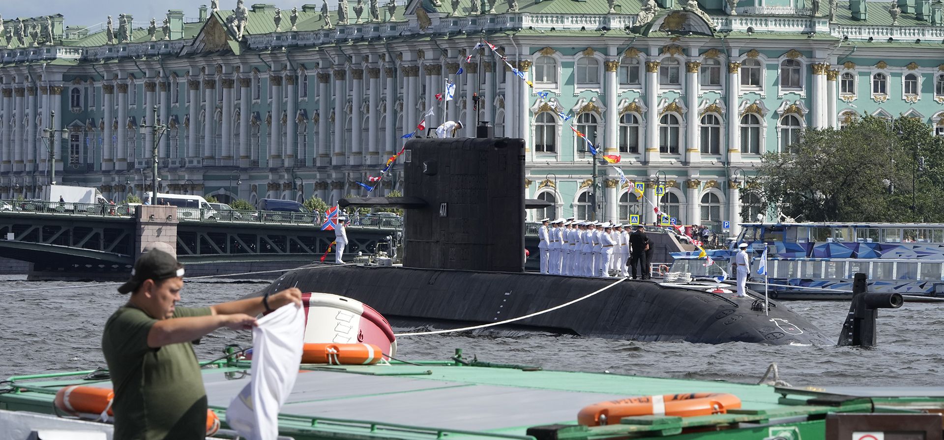El submarino "San Petersburgo" está anclado en el río Neva durante un ensayo del desfile naval en San Petersburgo, Rusia, el miércoles 19 de julio de 2023. (Foto AP/Dmitri Lovetsky) El submarino "San Petersburgo" está anclado en el río Neva durante un ensayo del desfile naval en San Petersburgo, Rusia, el miércoles 19 de julio de 2023. (Foto AP/Dmitri Lovetsky)
