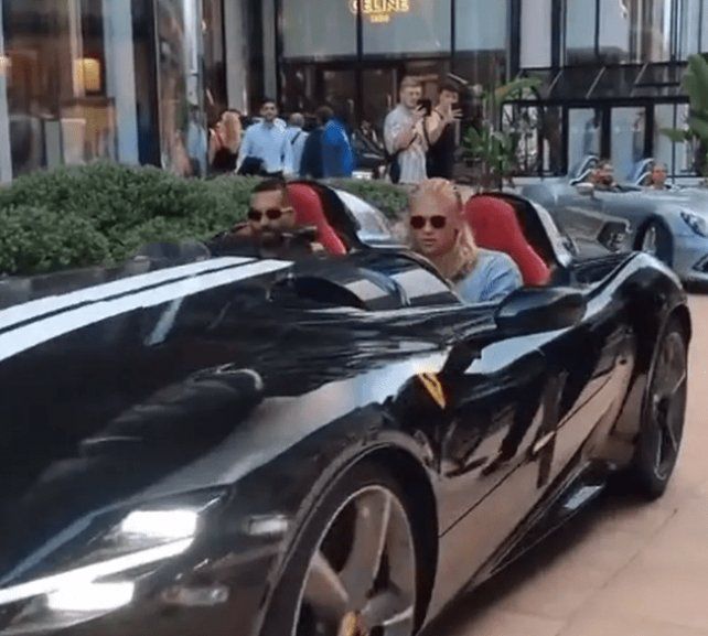 Haaland se florea en su Ferrari SP2 Monza, un modelo con el que también se encaprichó Zlatan Ibrahimovic.