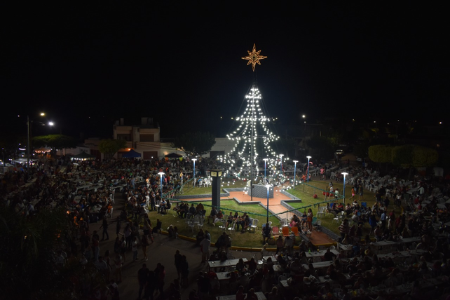 En Chovet más de 3500 personas celebraron anoche la emblemática Fiesta del Arbolito