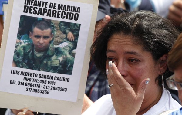 Cientos de familiares de víctimas de las Farc protestaron ayer en Bogotá. Sostienen que sus seres queridos están en manos de la guerrilla