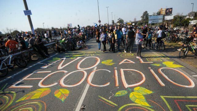 “No al ecocidio”, fue una de las consignas de la Multisectorial en una de las actividades sobre el puente a Victoria.